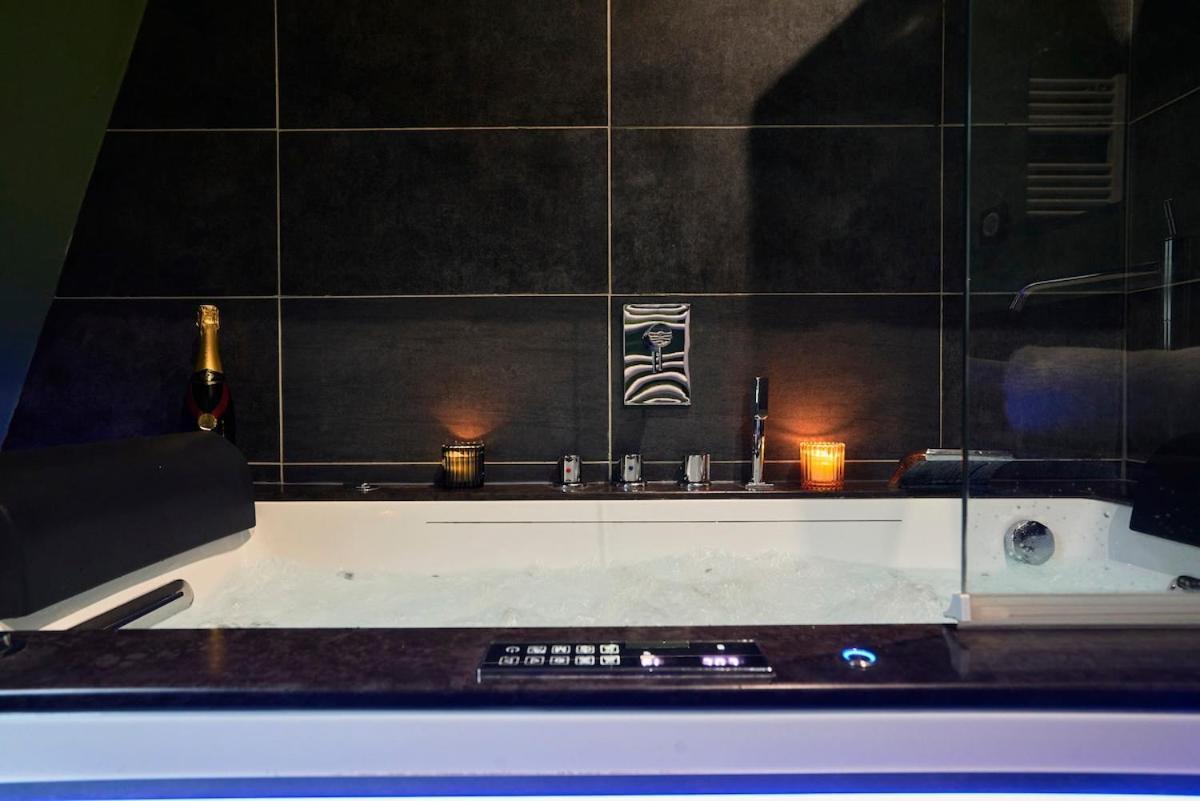Duplex Rue Royale, Rooftop, Balneo Apartment