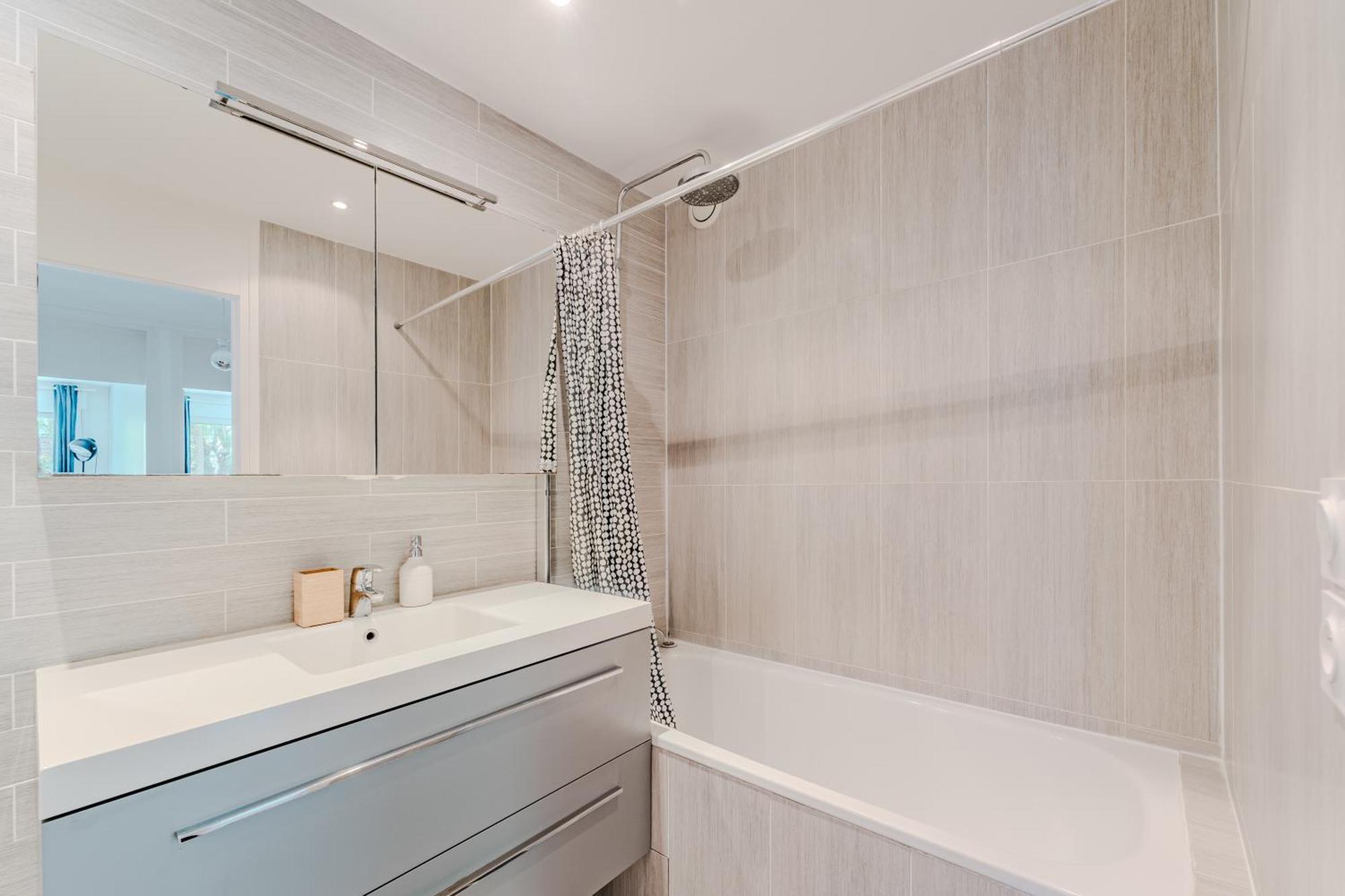 Appartement Magnifique 3 Pieces Avec Parking Prive Et Balcon *