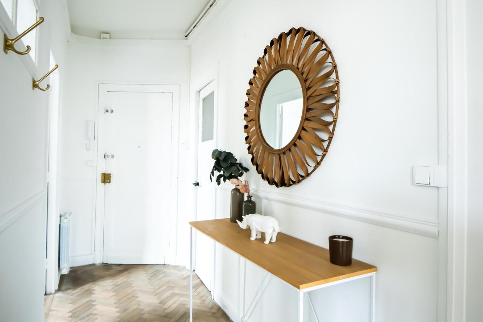 Amazing Renovated In The City-center Apartment *