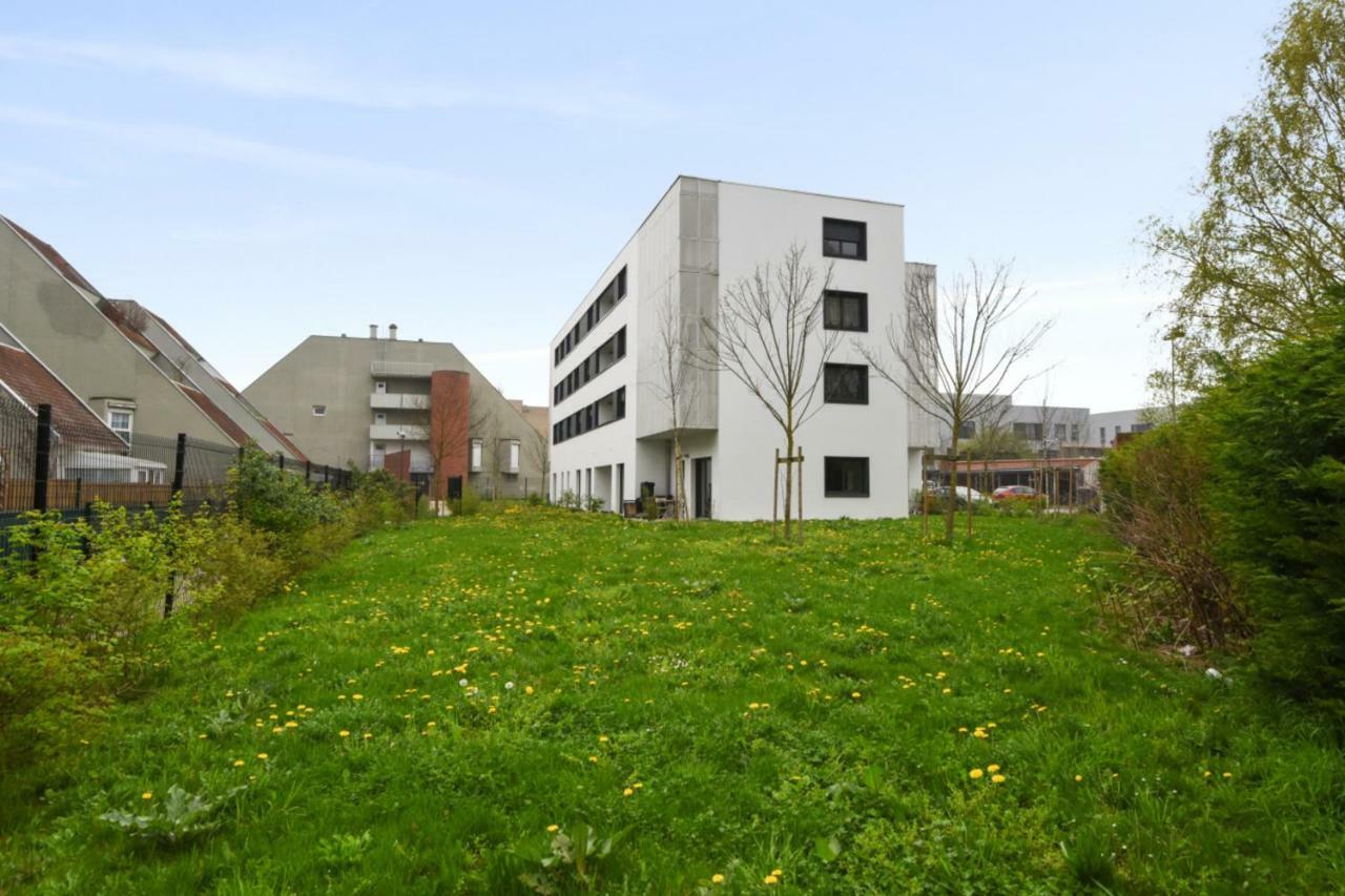 Apartment Spacious 3-rooms With Garden Close To *