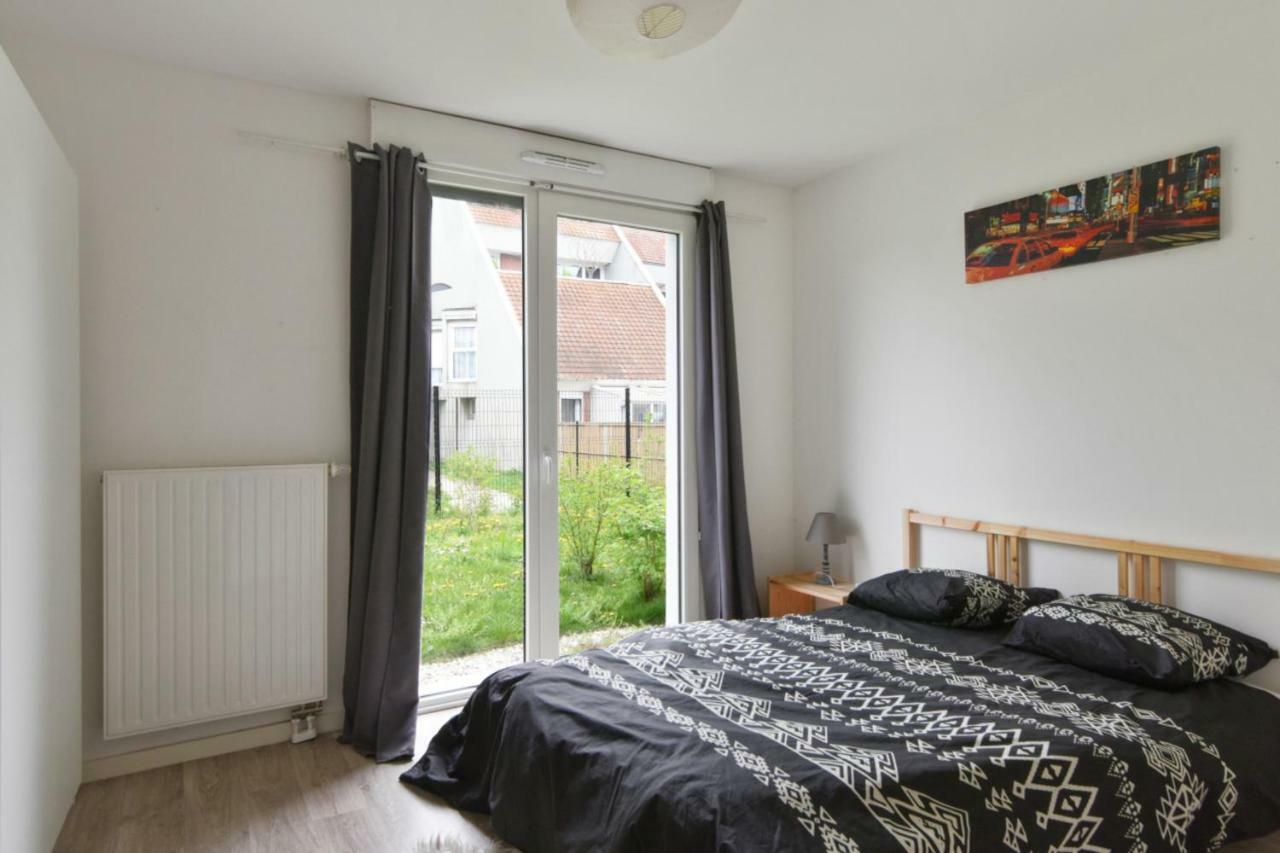 Apartment Spacious 3-rooms With Garden Close To *