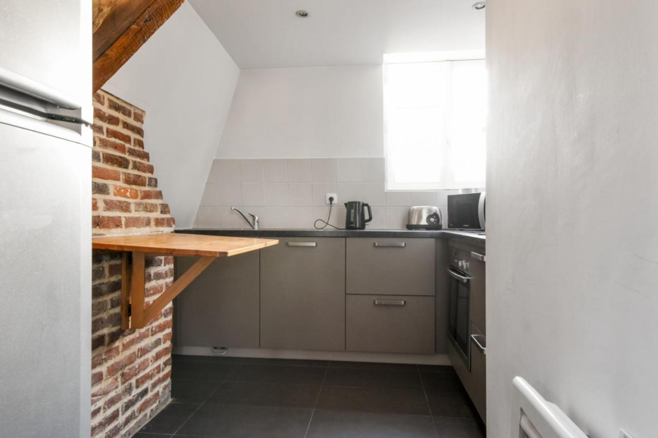 Apartment Charming Flat At The Heart Of Old Close To Stations - Welkeys