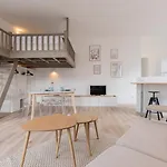 Spacious And Bright Studio In The Center.