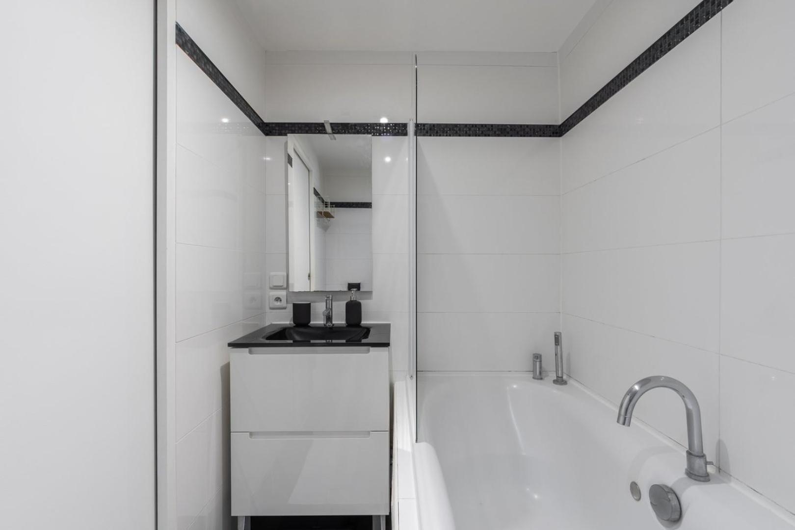 Vieux - Bright Atypical Flat *