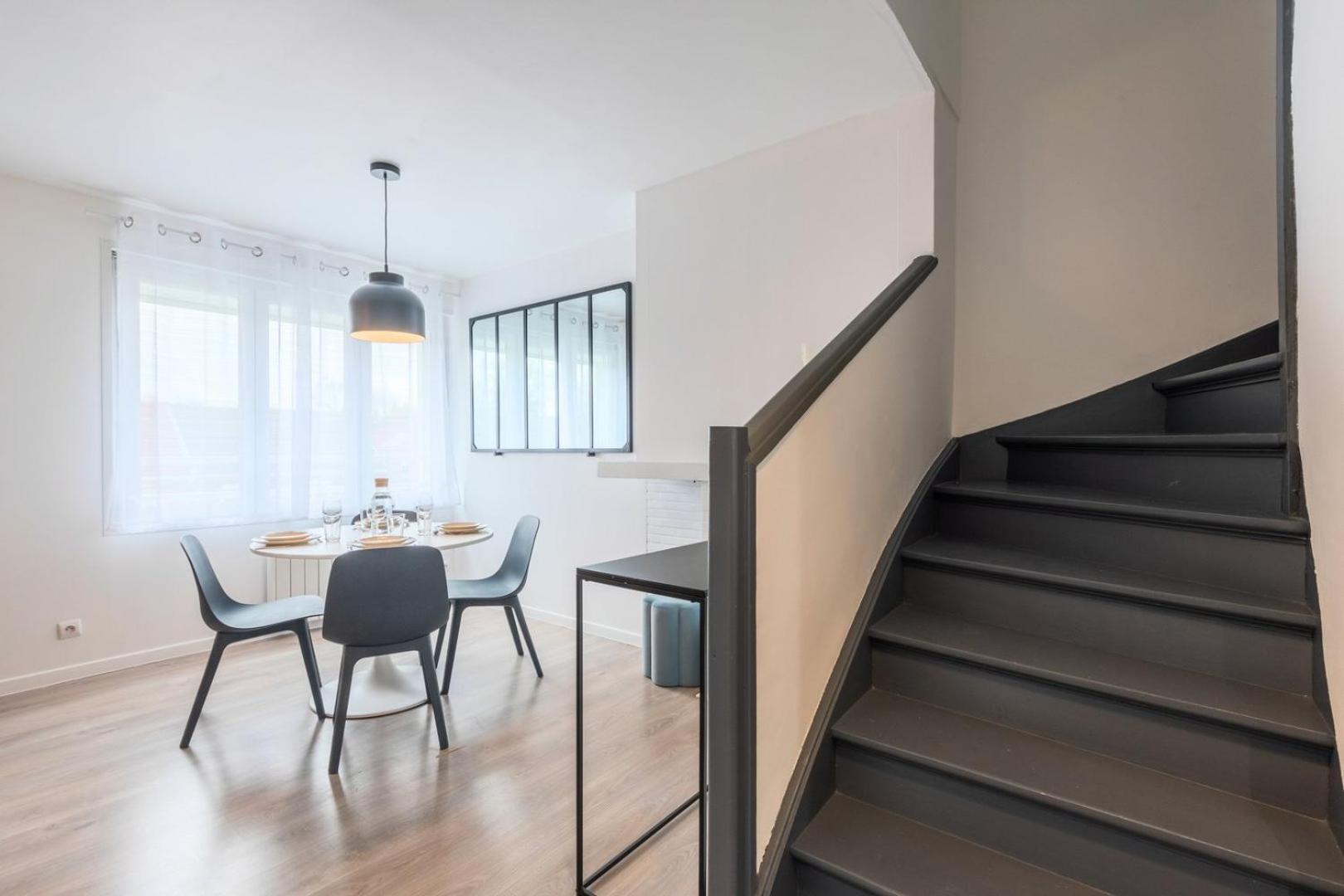 Renovated 2-bedroom Duplex Near Metro. Apartment *