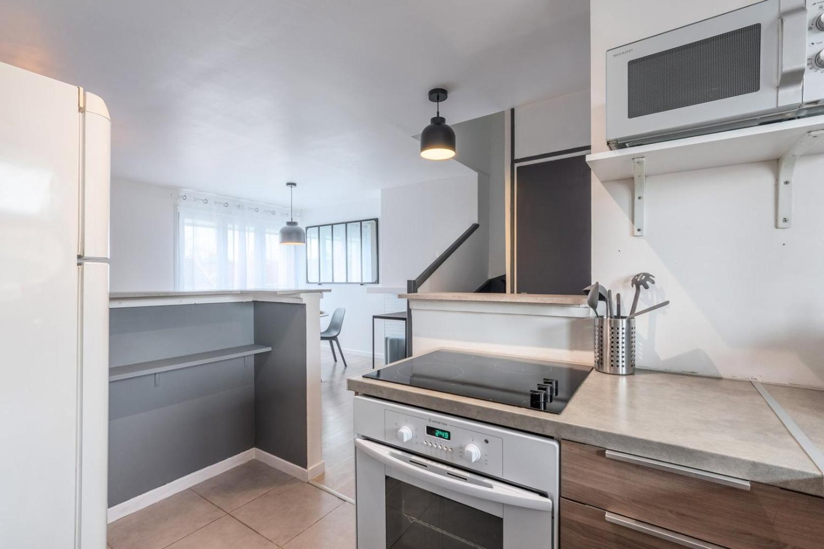 Apartment Renovated 2-bedroom Duplex Near Metro. *