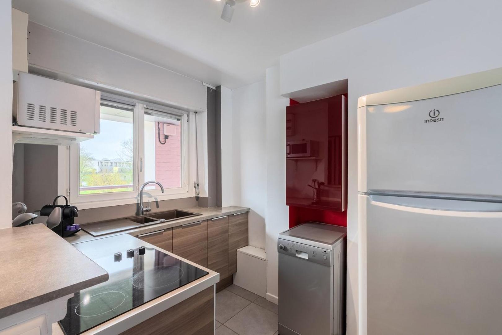 Renovated 2-bedroom Duplex Near Metro. Apartment