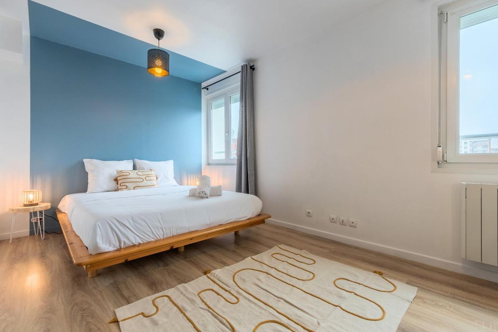 Renovated 2-bedroom Duplex Near Metro. Apartment *