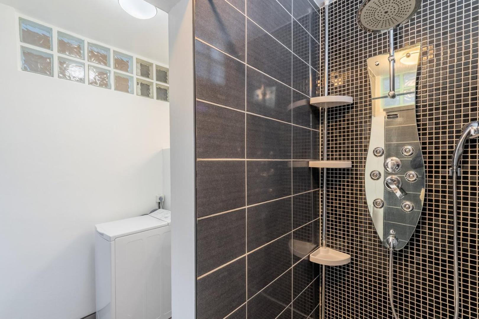 Renovated 2-bedroom Duplex Near Metro. Apartment *