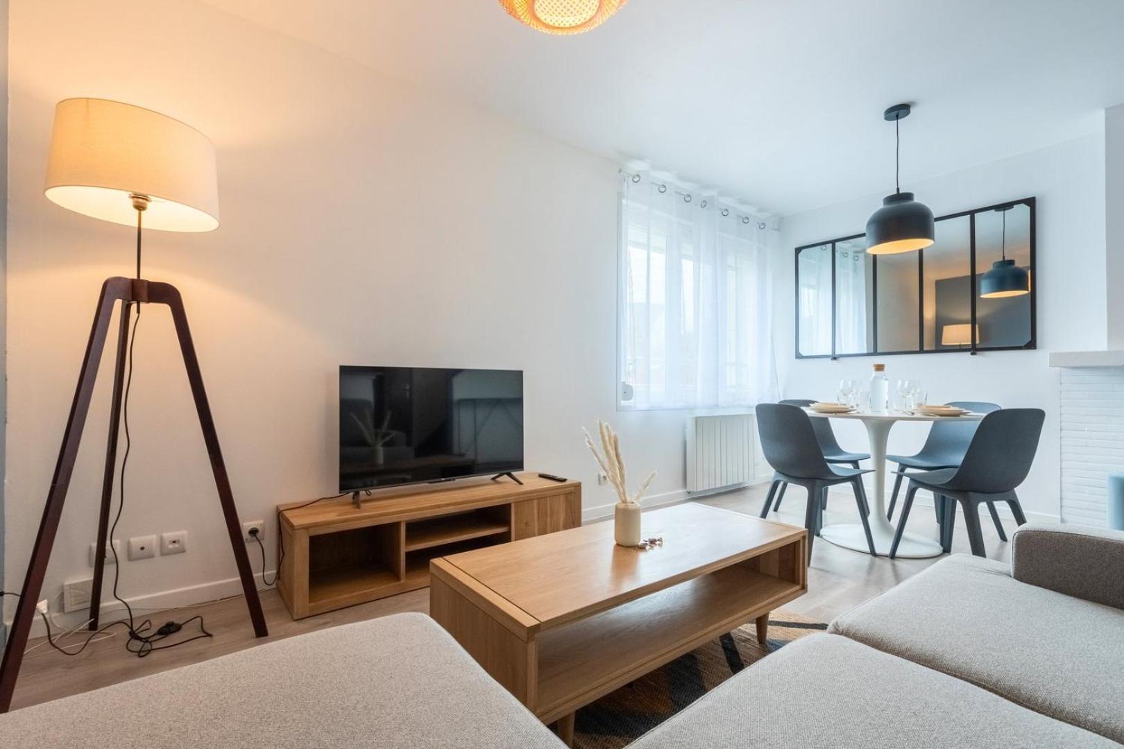 Apartment Renovated 2-bedroom Duplex Near Metro.