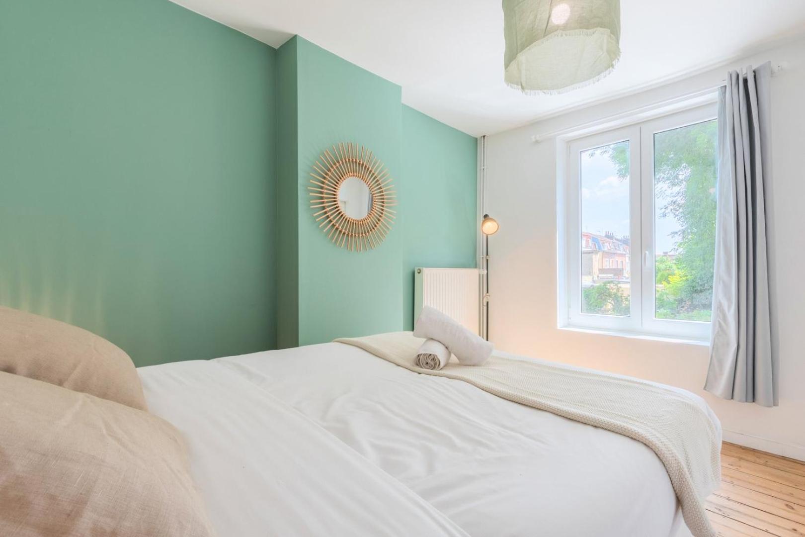 2 Bedroom House W/ Terrace, Near Train Stations & Metro Maison d'hôtes Lille