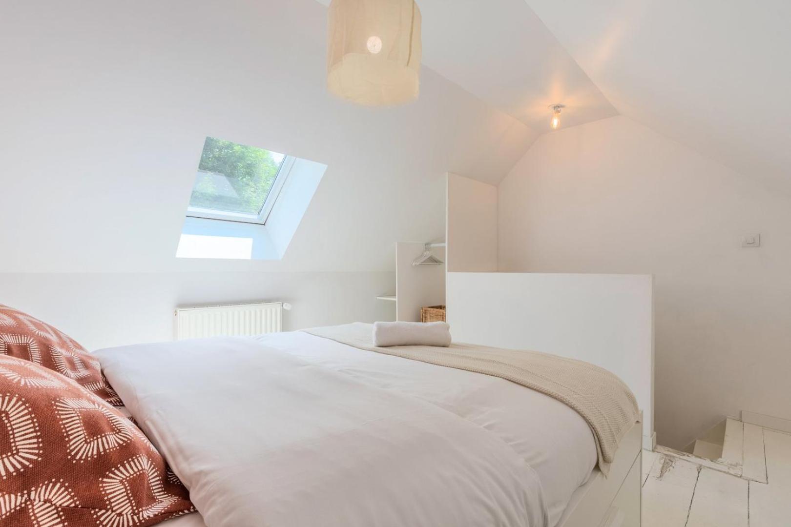 2 Bedroom House W/ Terrace, Near Train Stations & Metro Maison d'hôtes
