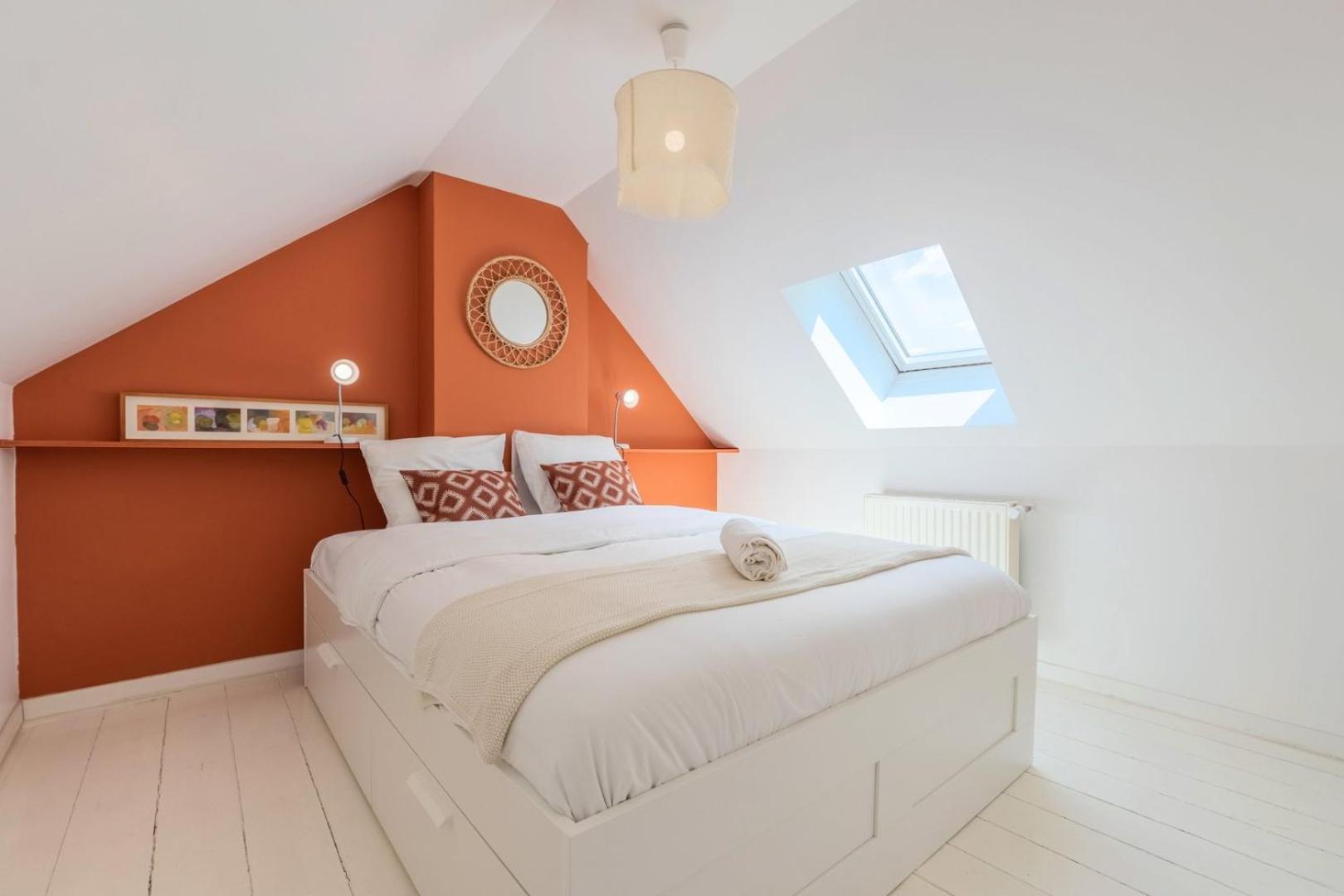2 Bedroom House W/ Terrace, Near Train Stations & Metro Maison d'hôtes *