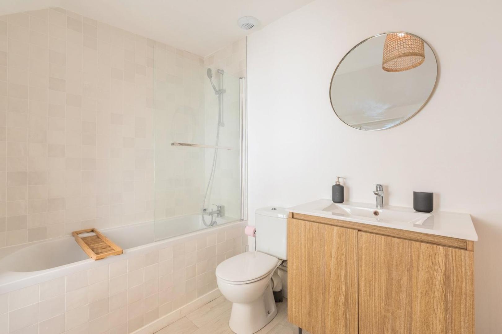 2 Bedroom House W/ Terrace, Near Train Stations & Metro Maison d'hôtes *