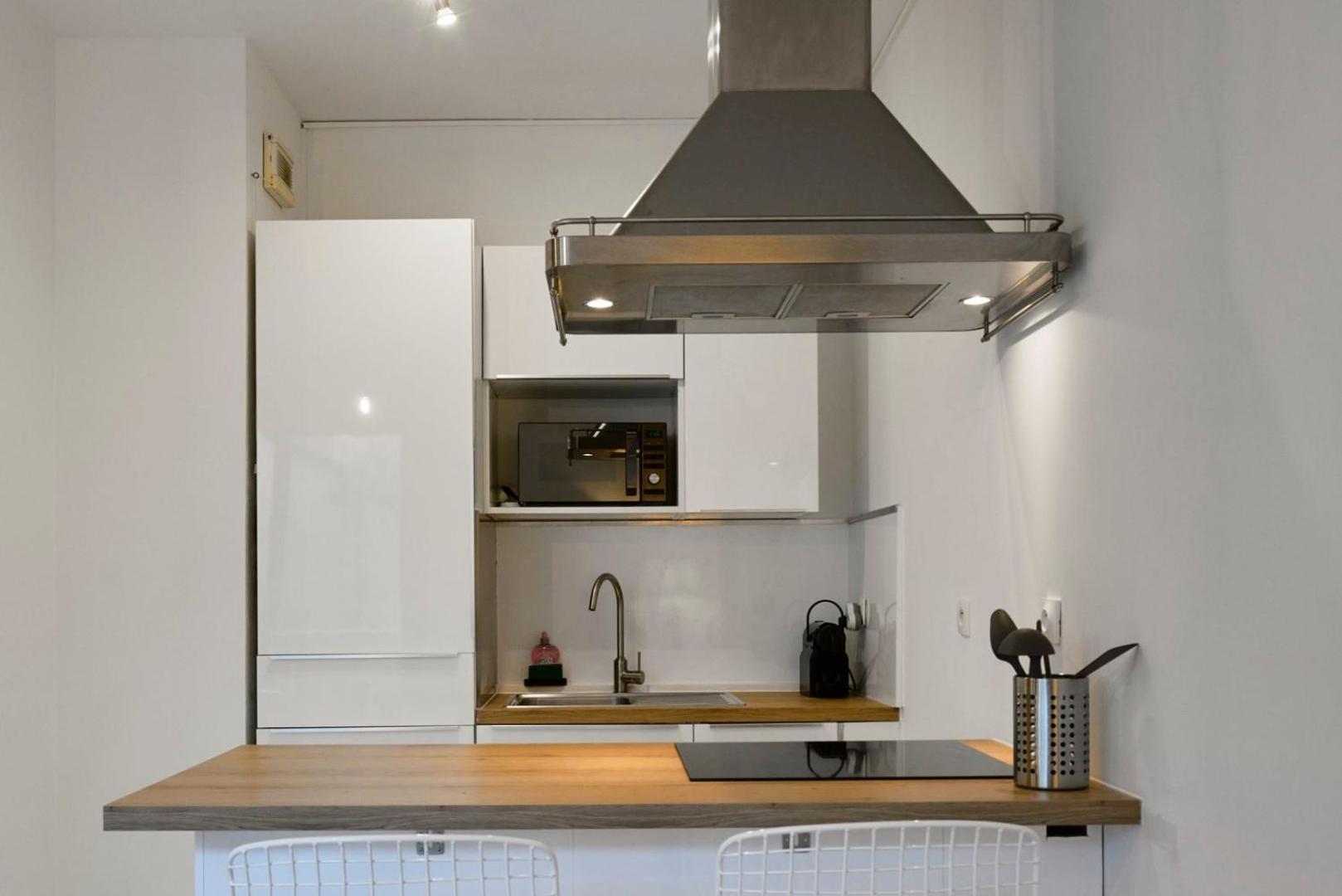 One Bedroom Near Metro, With Parking Apartment *