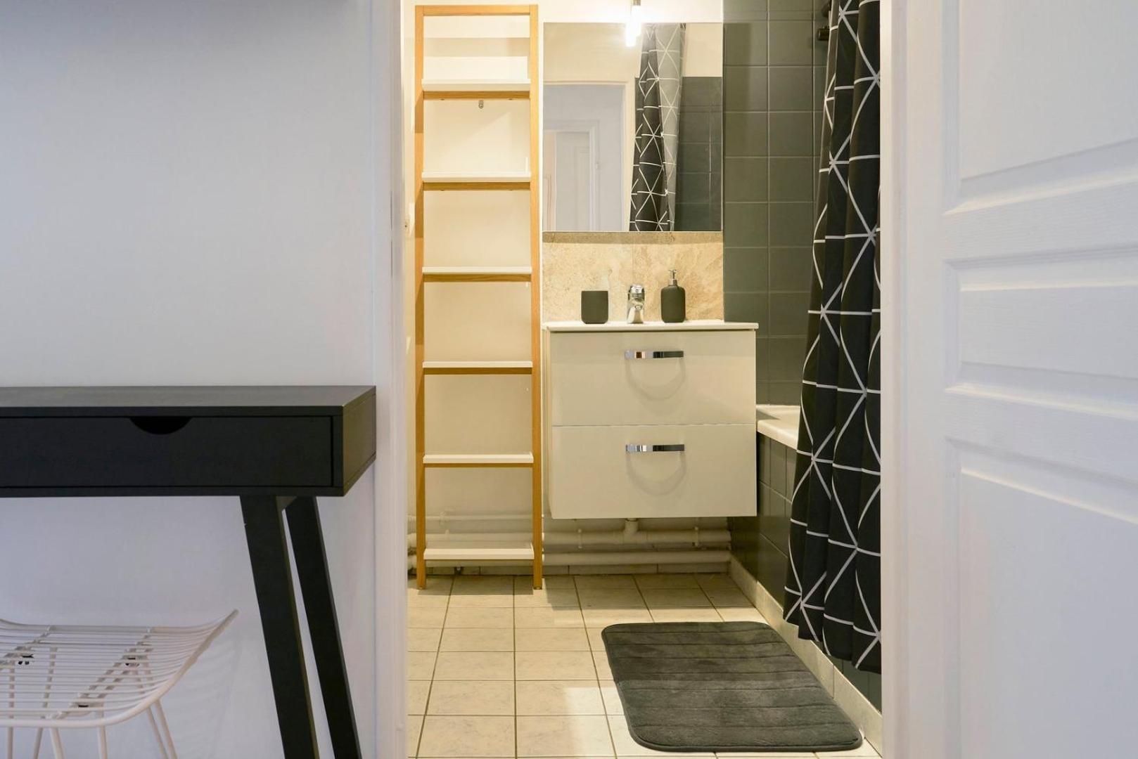 One Bedroom Near Metro, With Parking Apartment