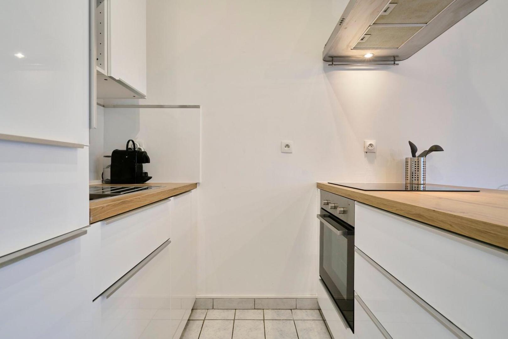 One Bedroom Near Metro, With Parking Apartment *