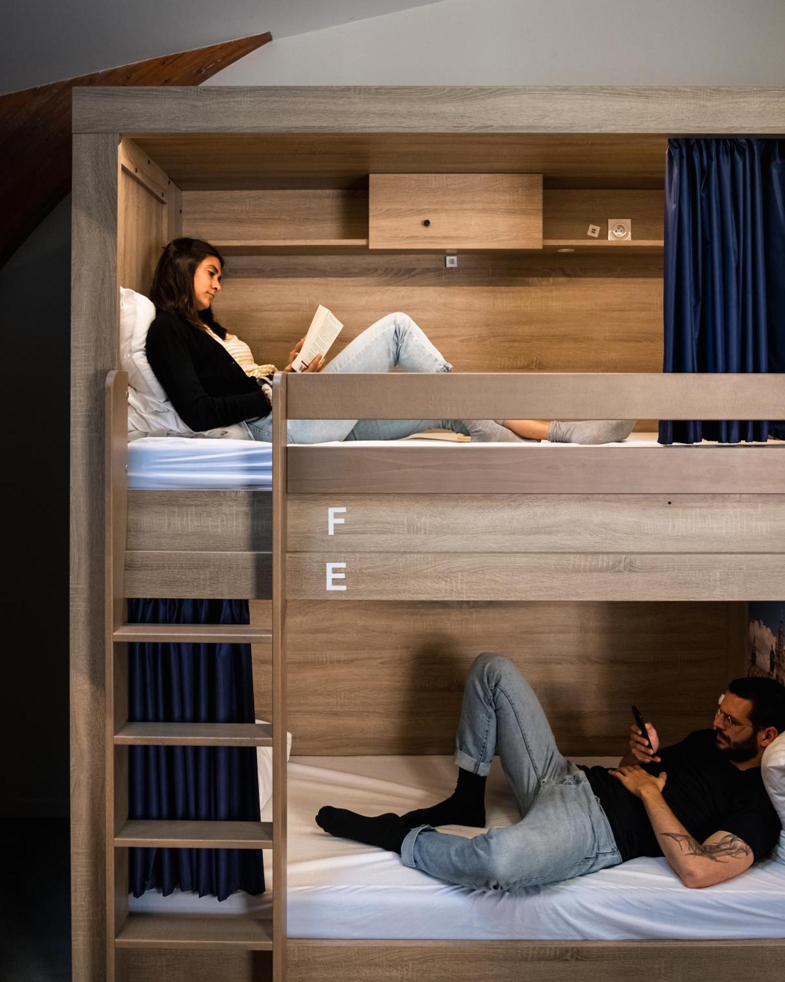 The People - Hostel