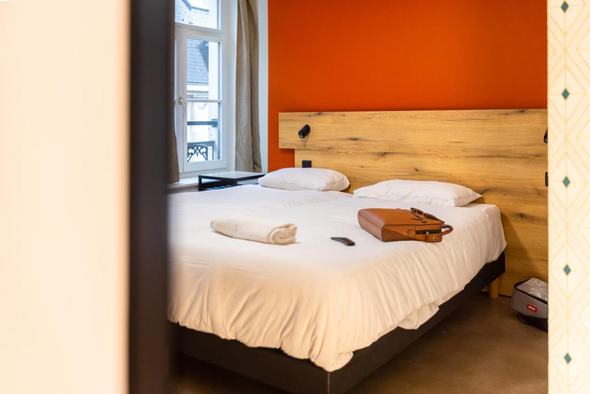The People - Hostel