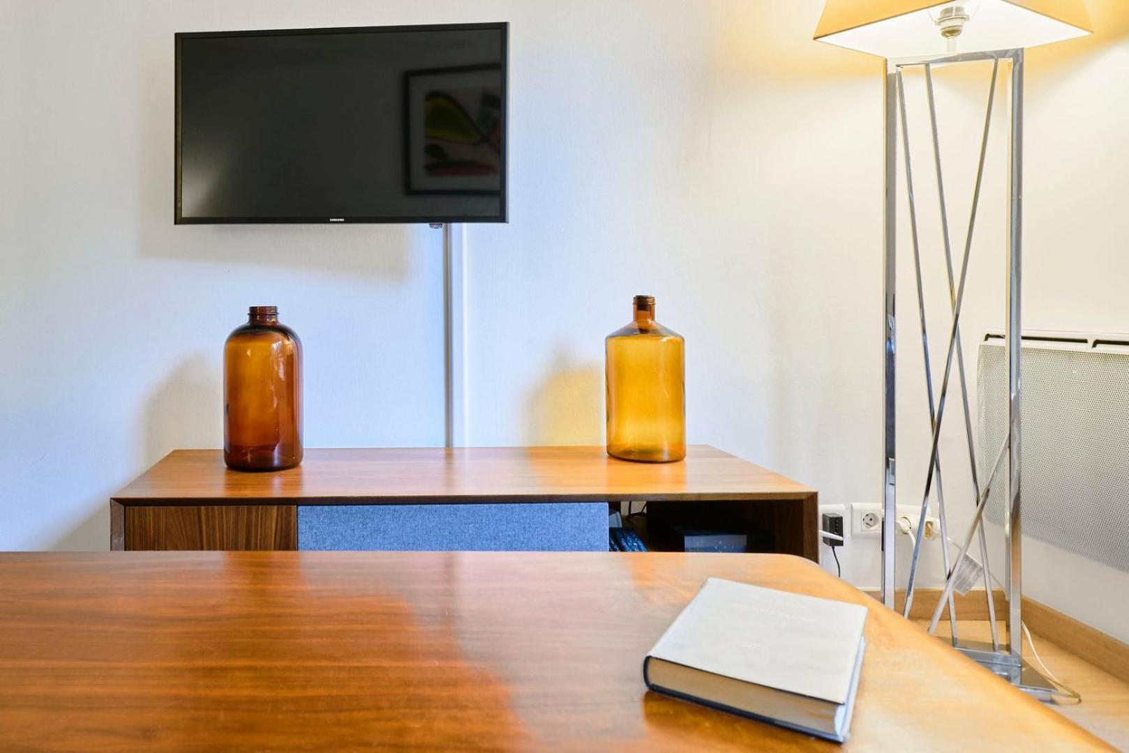 Centre - Superb Bright Parking Apartment *