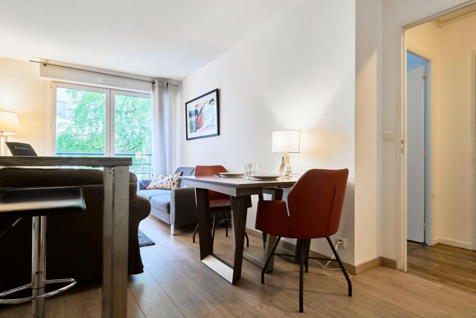 Centre - Superb Bright Parking Apartment
